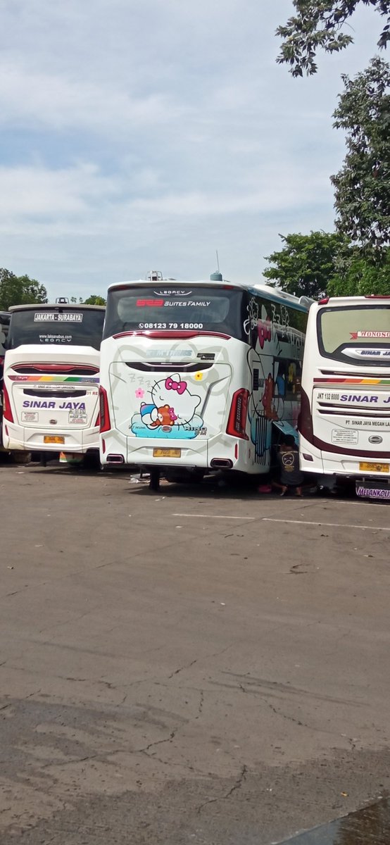 Ranggaaeka29's tweet photo. Pagi ini 8 Jan 2023 si Kitty Bubuk Trans Jawa lane perdana dari barat ke Surabaya Suites Family 2-1 SR3 w/ Hino RM 280 Start Poris 17.00 monggo yg mau jajal silahkan hub agen di terminal poris
Poris, 8 Jan 2023
#KYMTrans
#SuitesFamily21
#SR3
#Poris
#SBY https://t.co/tGLbZB9J2X