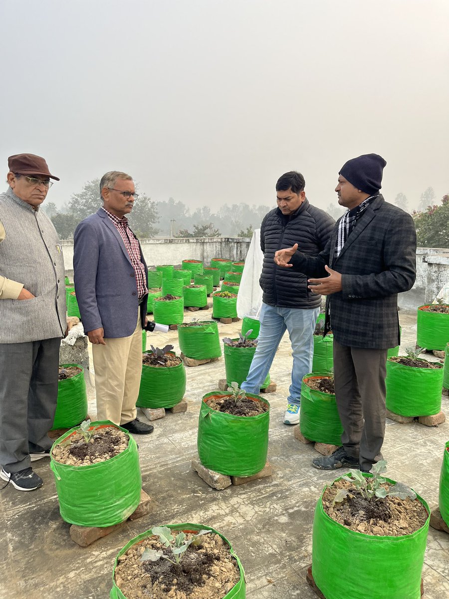 AShukkla's tweet image. अगर इस सर्दी में आप अपनी बालकनी, trrace गार्डन में रखे पौधों को लेकर परेशान हैं तो ये क्रॉप कवर इस्तेमाल कर सकते हैं, पौधे की लम्बाई के अनुसार इनकी क़ीमत 8 से 20 रुपए तक होगी।
@PotliNews 
@dayaicar #WinterStorm #ColdWave #coldday