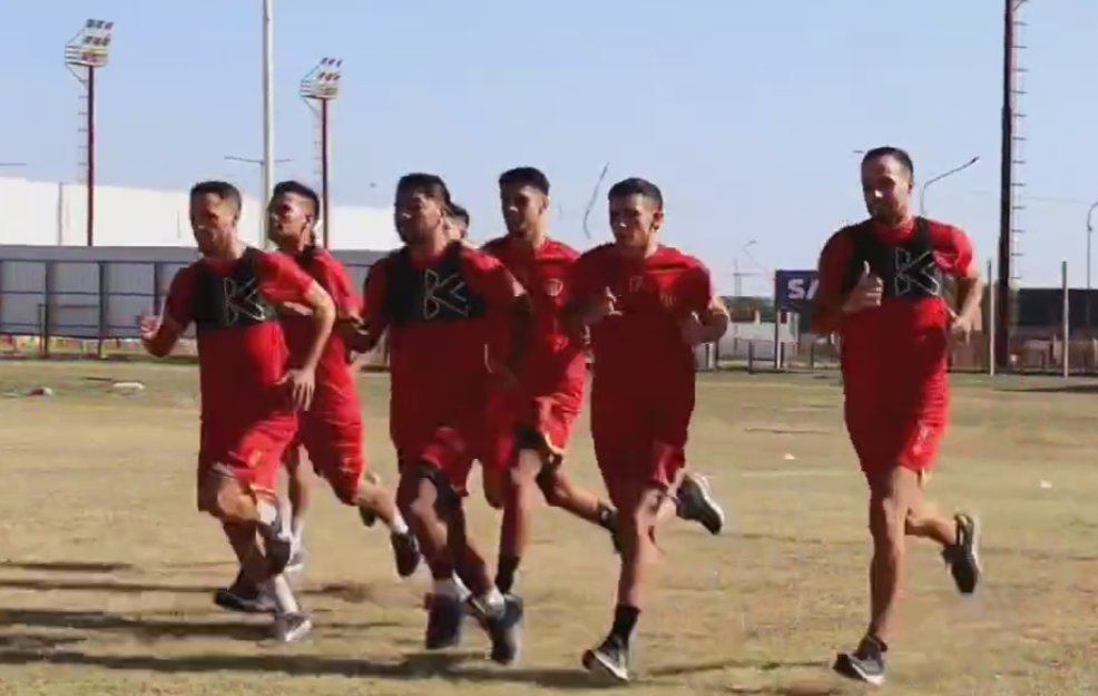 FederalSomos's tweet image. POSTALES | #CASR🔴🟡 | #Pretemporada🏃‍♂️
-El tarde del sábado de hoy, Sarmiento estuvo realizando los entrenamientos de pretemporada de cara a este #TorneoFederalA2023🏆⚽️. Acá te dejamos algunas fotos de lo que los entrenamientos📸🎞️.