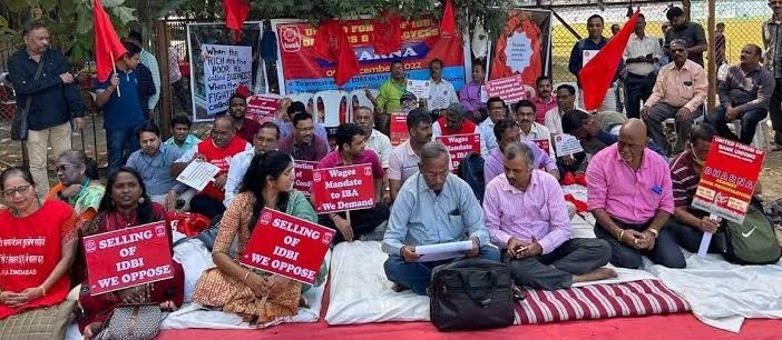 IdbiFor's tweet photo. #IDBInotForSALE
Govt. push to sell IDBI comes with concessions like tax breaks, waiving stamp duty, &amp; reclassifying Govt shares. Bt public &amp;LIC policy holders will bear loss of thr money, while only corporates stand to benefit
@idesibanda @ArunSFan @RBI @Bankers_We @ChairmanIba https://t.co/O0cSFcHdef