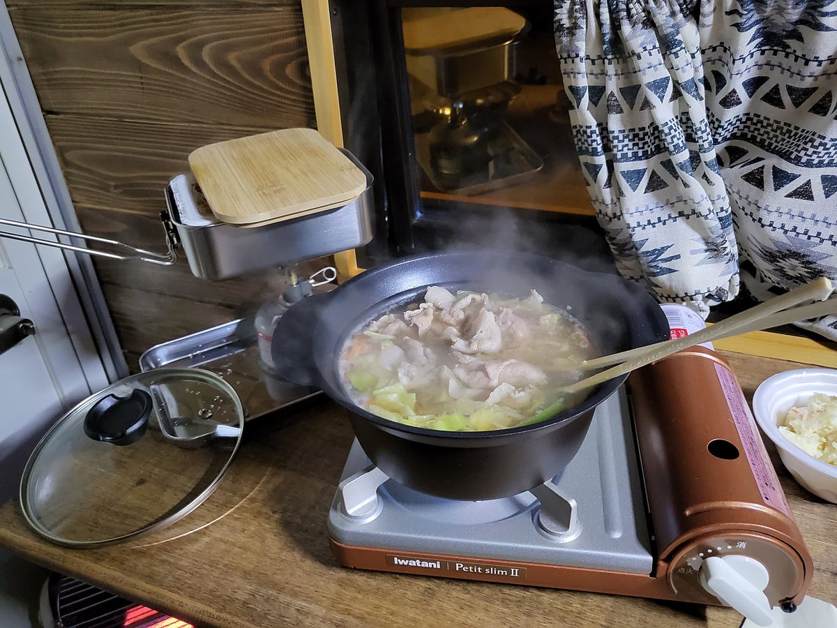 VAIOcamp's tweet photo. 夕食は お鍋しがち。。 https://t.co/pIqM0uuShE