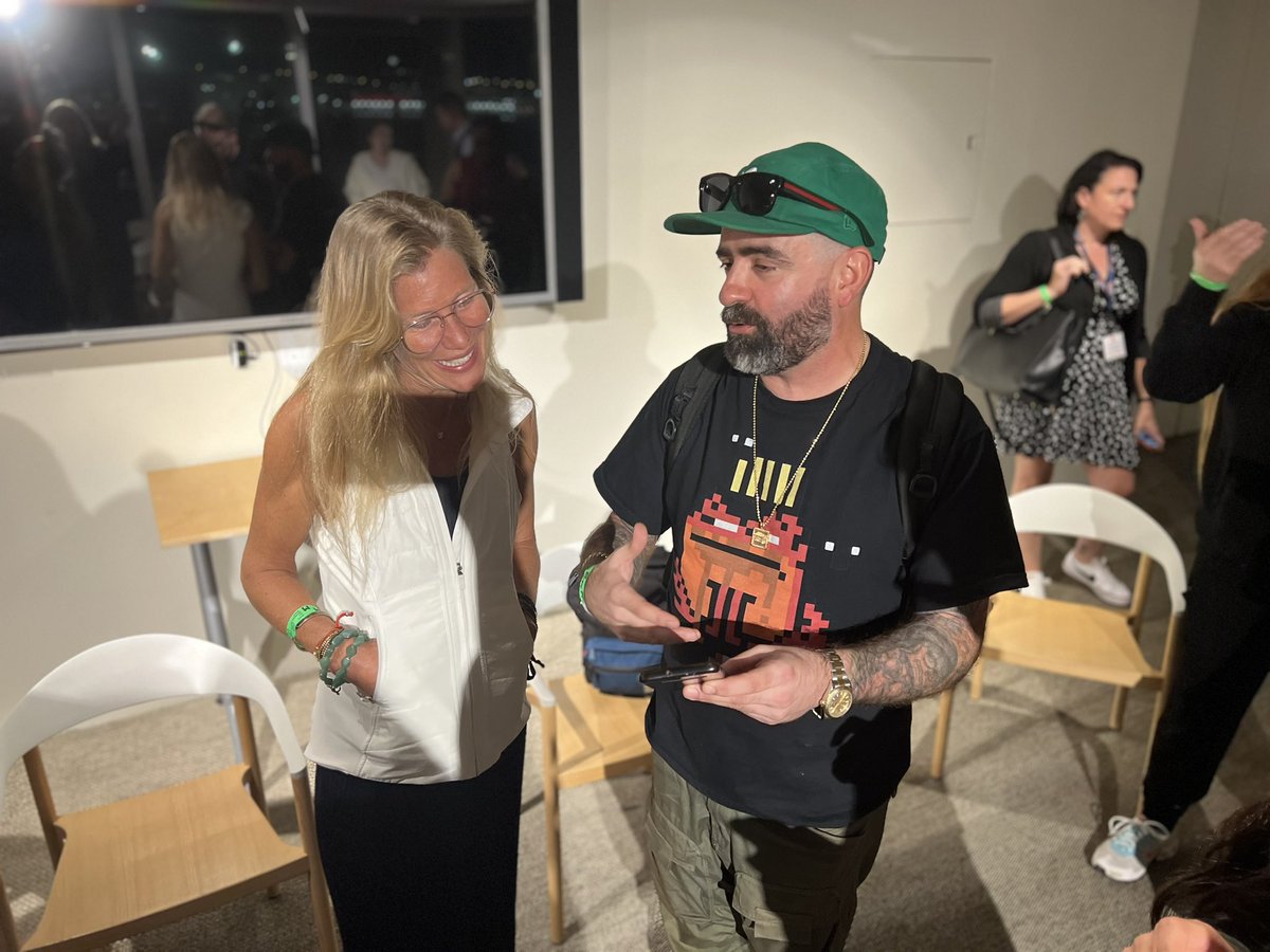 CBoomerVazquez's tweet photo. Exploring the intersection of Art + Tech at @pamm with Moderator: Kerry McLaney, 305 Creative
*
Panelists: Dan Mikesell, President Black Dove, Inc.
*
Artists: @AHOLSNIFFSGLUE * @felicegrodin
*
#MiamiTech #CommsImmersion @newhousemasters #GradProgram #DigitalArt #Web3 #NFTs https://t.co/UgzjreU725