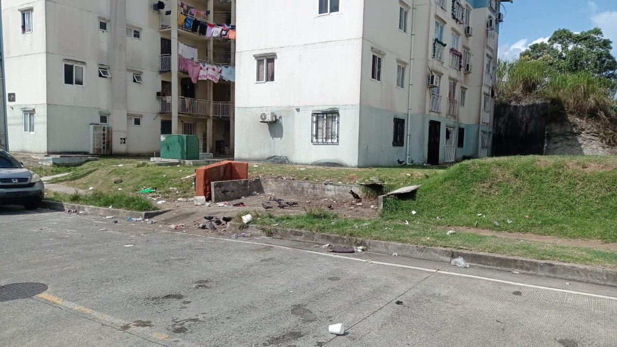 Aguaseo's tweet photo. Dando una milla extra desde Altos de los Lagos, en los diversos puntos de acumulación en el corregimiento de Cristóbal Este en Colón. 

“Colón limpio, compromiso de todos.” https://t.co/faj2ZofSTt