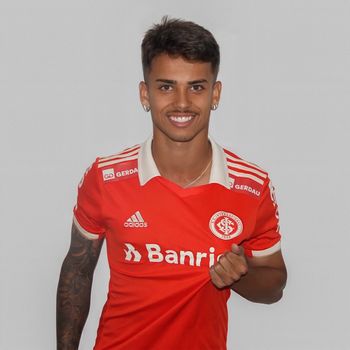 _viniciuscortes's tweet photo. Não importa o que digam, sempre levarei comigo, minha camisa vermelha.⚪️���� https://t.co/mfDDti64ZA