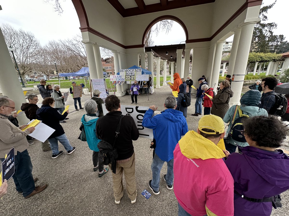 About 50 people came out in Oakland today to commemorate the attack on the Capitol, demand #Jan6Justice, and commit to take action for #OurFreedomsOurVote.
@DFADCoalition
@IndivisibleTeam
@IndivisibleEB