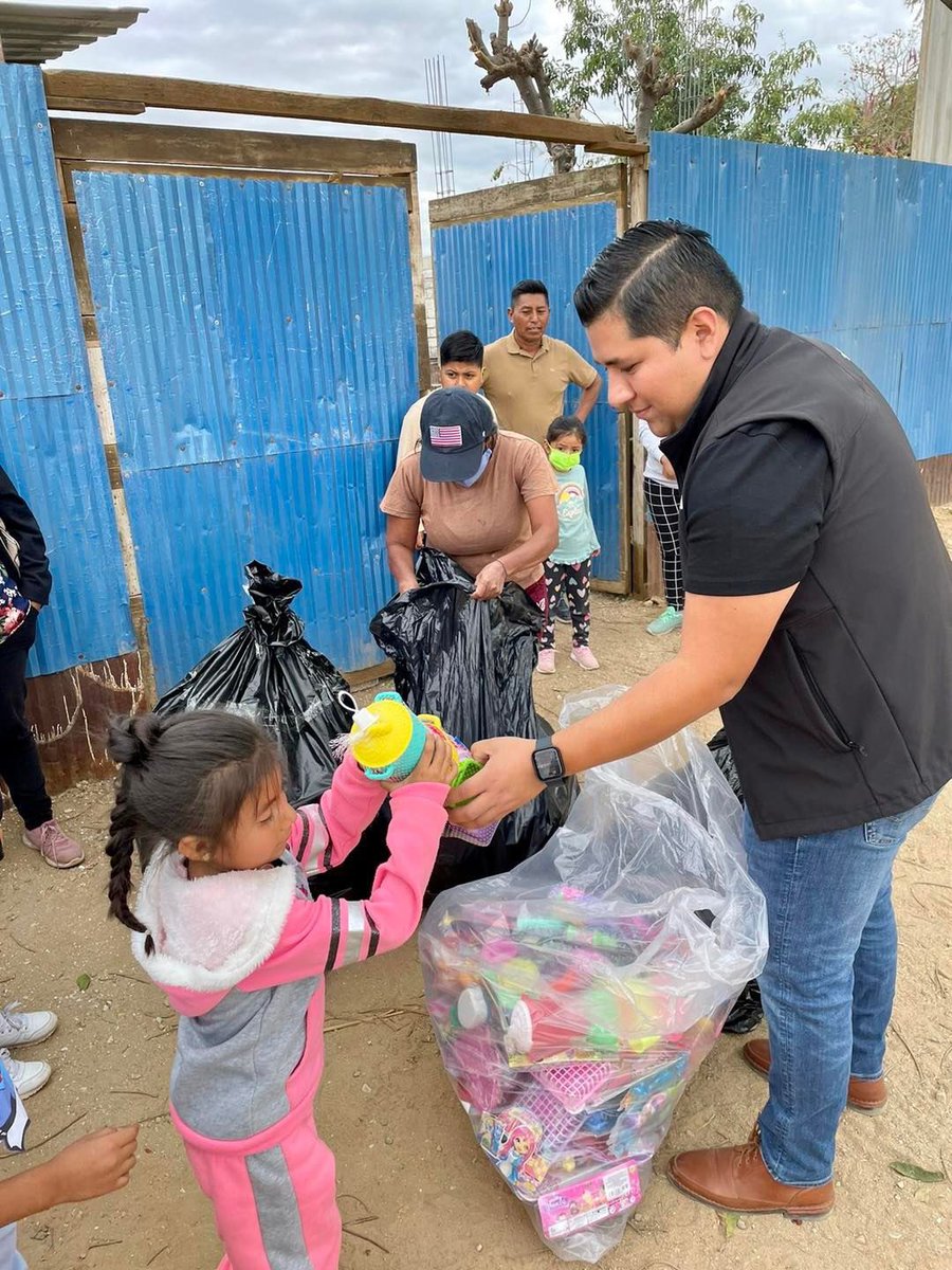 Para celebrar el #DíaDeReyes llevamos juguetes a las niñas y niños de la colonia Panorámica en #Xoxocotlán, su alegría y risas al recibir un obsequio son mi mejor regalo. Muchas gracias a quienes se sumaron a esta causa,trabajemos unidos. 

#EsMomentoDelPueblo