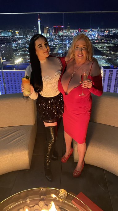 At the Legacy club on the 66 floor I ran into somebody else who is celebrating their birthday to. For<a href="/tag/lasvegas"class="tags"><span>#lasvegas</span></a><a href="/tag/bigtits"class="tags"><span>#bigtits</span></a>