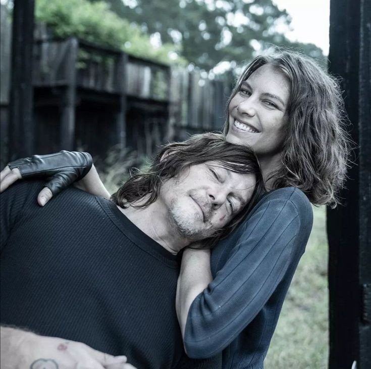 Happy birthday lauren cohan! we love you 