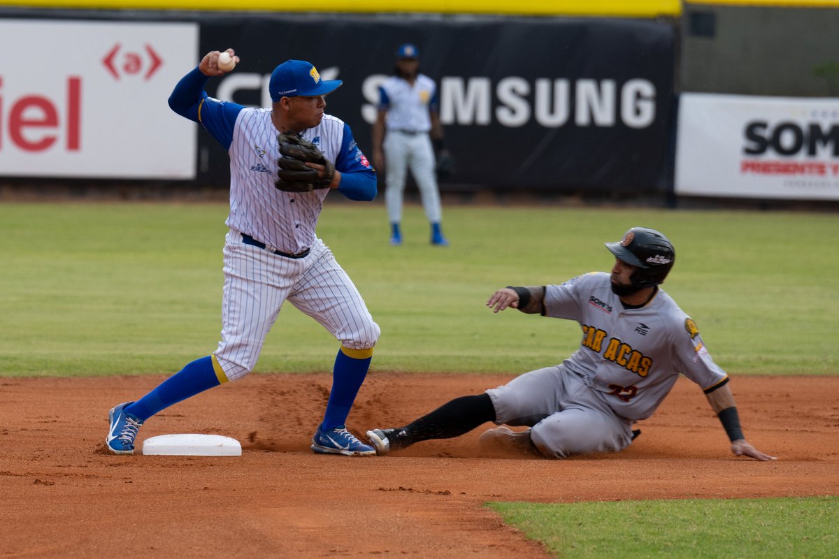 Magallanes_bbc's tweet photo. Fotografías de la victoria de hoy ante @leones_cbbc 😎🔥

📸 @_elioMphoto 

#Magallanes #MagallanesCampeon #SomosMagallanes https://t.co/AuXNjCASBd
