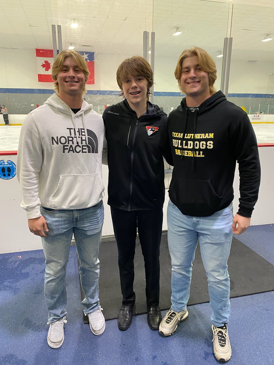 Extra_Bases's tweet image. Great time watching, #12  dominate on the ice tonight. Got the W and scored 2 goals! The cousins were proud! Atta boy, Will! 🏒 🥅