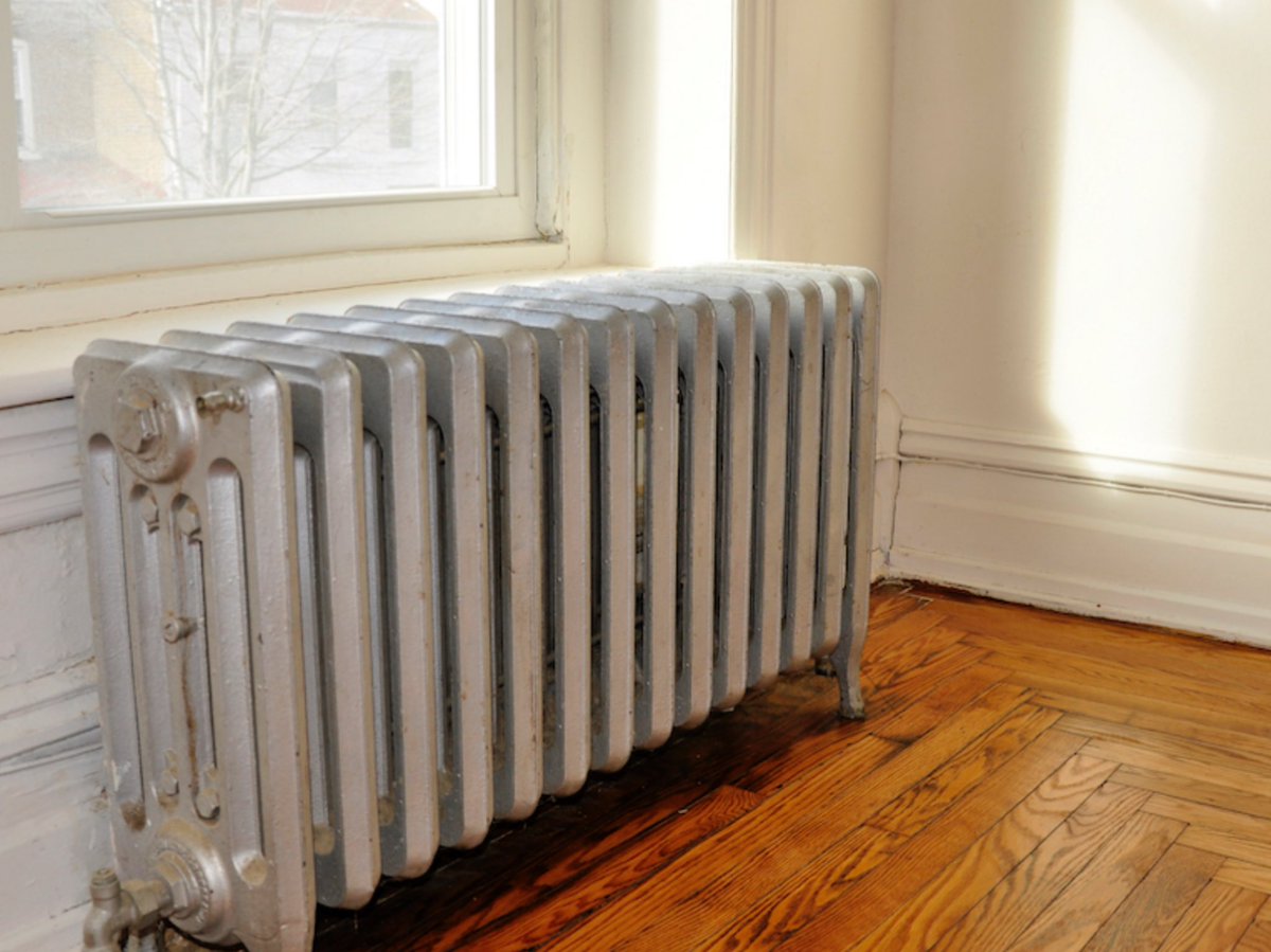 murkandmist1's tweet photo. Just the sight of this takes me way back,  Best heat ever - cozy, not dry.  Mom banging on it with something metal to remind the landlord to put up some heat.  The hissing when it came on.  Our gloves drying on it after being out in the snow.  A magic carpet of memory. https://t.co/q4mkVwZ6gL