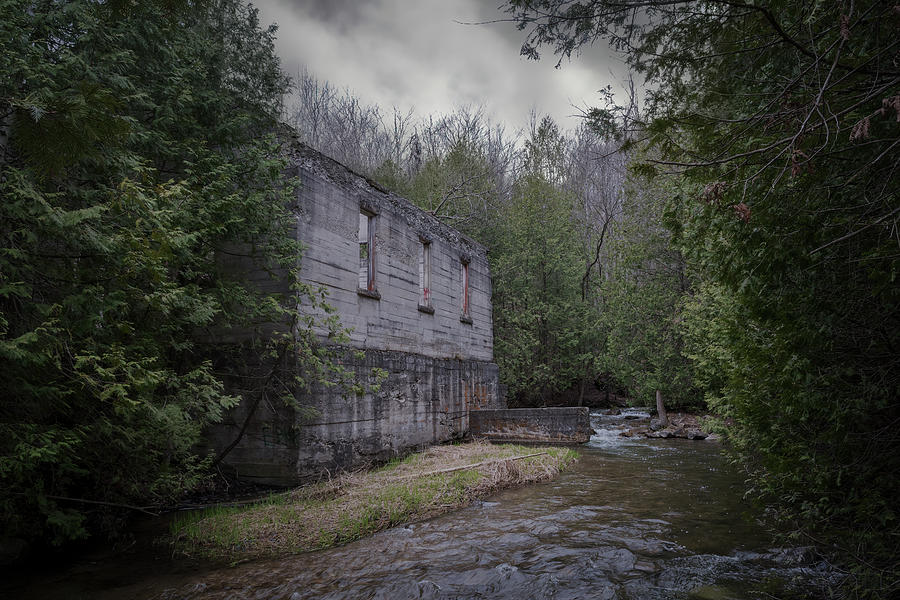 An old #abandoned power house, once operated by the Dufferin Light and Power Company, sits derelict in the woods beside the Pine River near the #SmallTown of #Mulmur, #Ontario.

john-twynam.pixels.com/featured/aband…

#BuyIntoArt #PrintsForSale #OnlineShopping #AYearForArt #Architecture