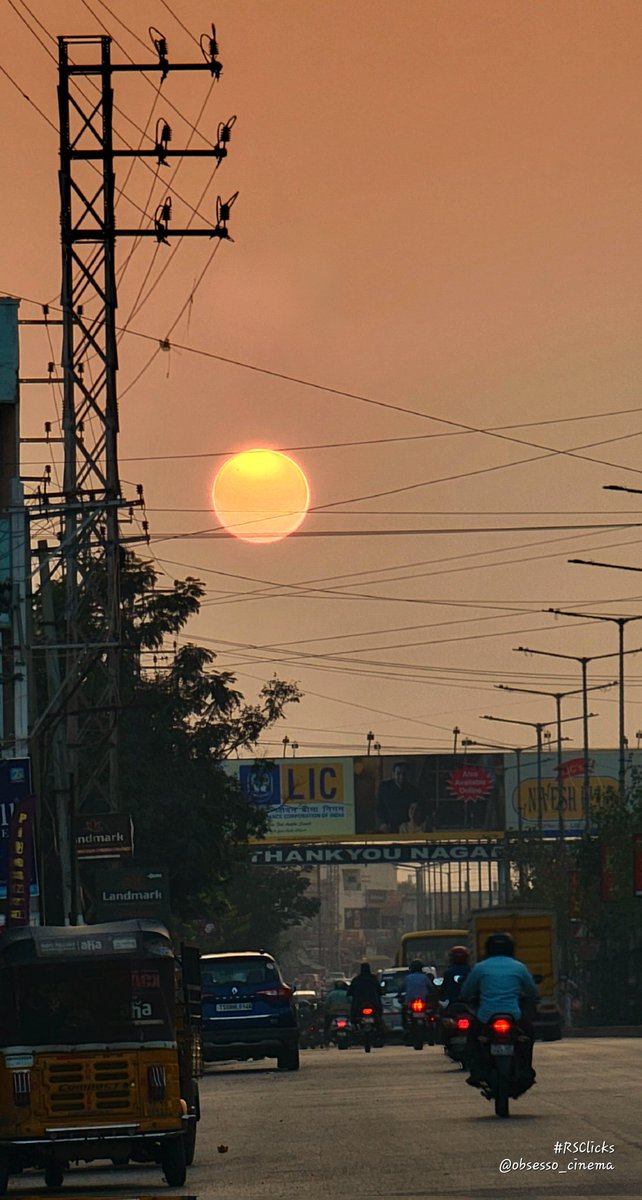 obsesso_cinema's tweet photo. #Sunset on the streets
#RSClicks
#ShotOnS21ultra
#Hyderabad https://t.co/C66CIgUKOS