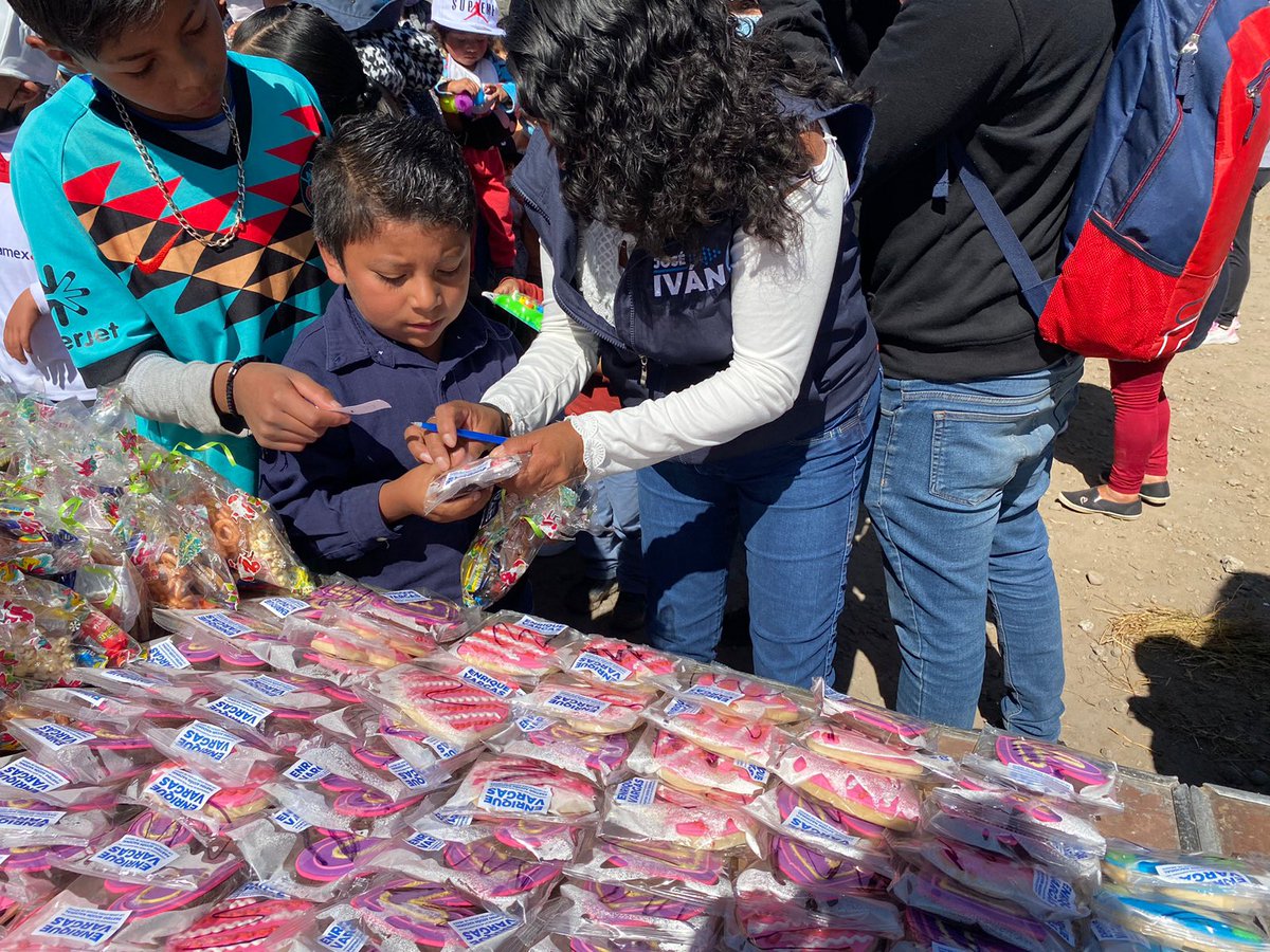 EnriqueVargasdV's tweet photo. En #Zinacantepec llegaron los #ReyesMagos quienes les llevaron aguinaldos y juguetes a las y los pequeños de este municipio. https://t.co/OhUMiPlZmS
