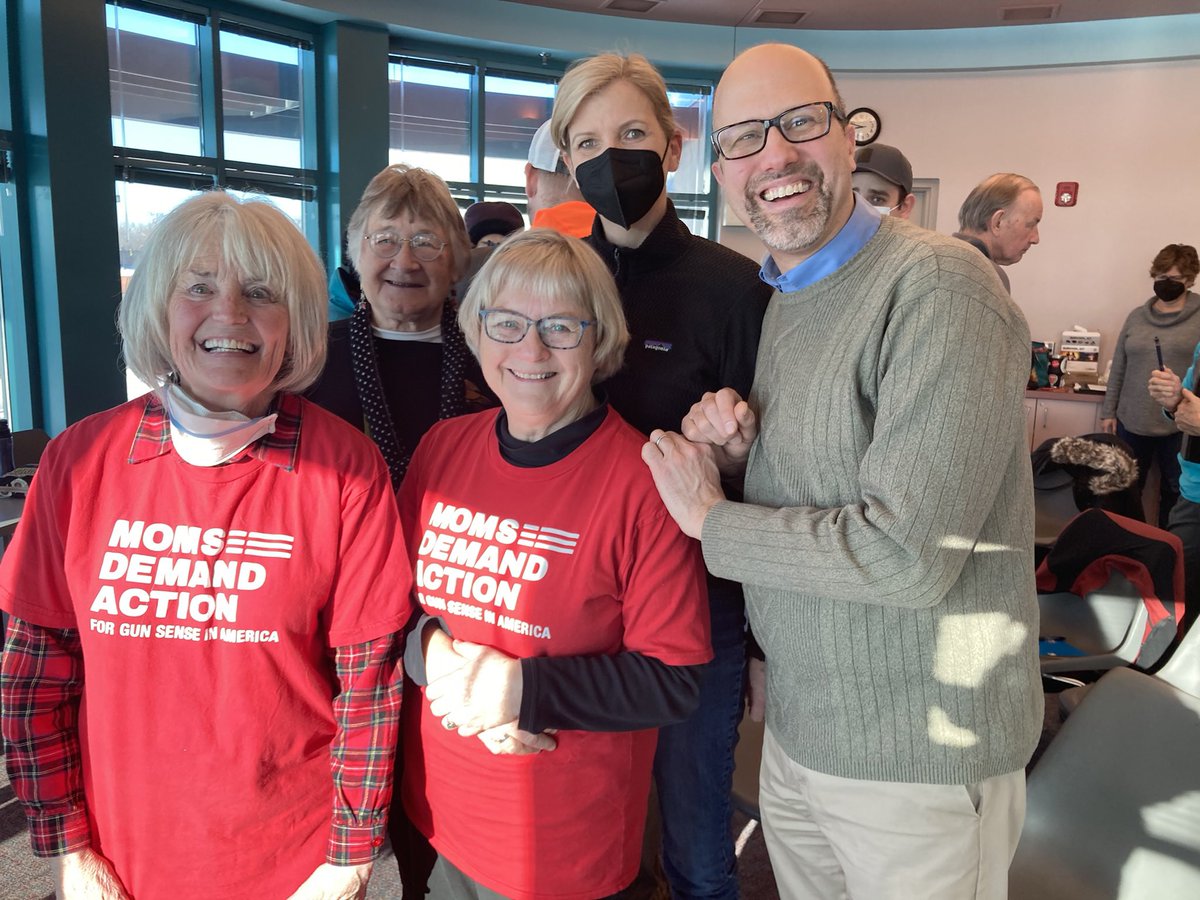 St Paul MN Moms Demand Action local group members talked to Representative Dave Pinto on Saturday. We are grateful for his strong work in the MN House, introducing a universal criminal background check bill in the first week of the session. #MomsDemand