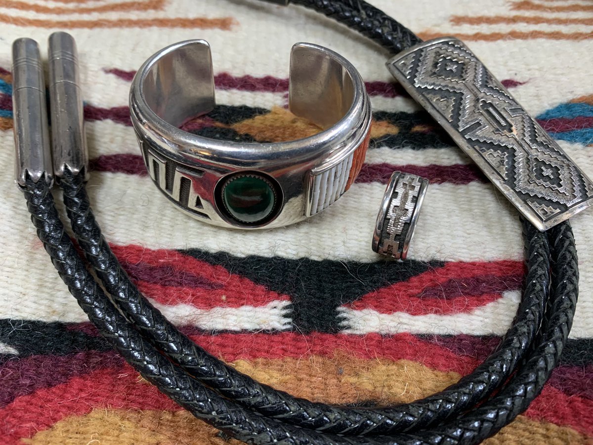 Dan Jackson's bolo tie,bracelet and ring.
#インディアンジュエリー
#Indianjewelry
#NativeAmericanjewelry
#contemporaryIndianjewelry
#danjackson