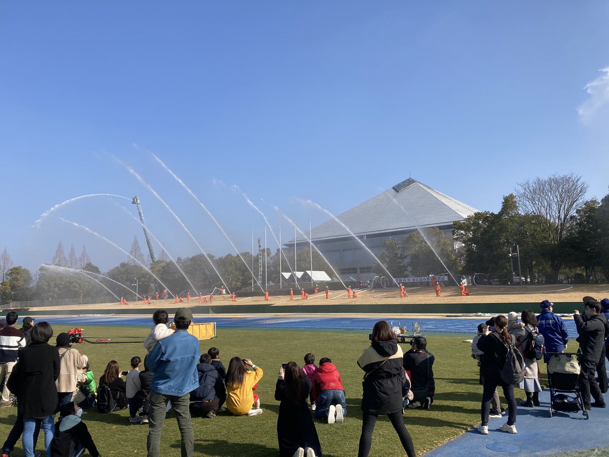 SatohTakuya's tweet photo. 東広島市消防出初式
一斉放水
#消防　#防災　#東広島市　#出初式 https://t.co/KK63f3PxGe