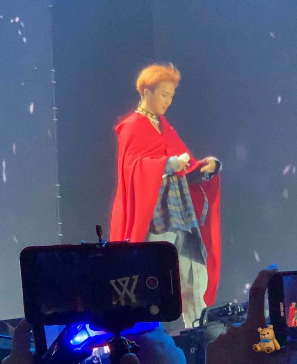 翻翻相册就想追星😢 想见宋旻浩。
上次见面还是2019年....
（小超人红披风真是太可爱了！

#MINO #宋旻浩 #송민호