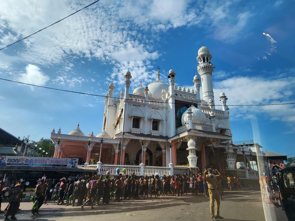 schandy01's tweet photo. A beautiful tradition! Ayyappa devotees pay obeisance to "Vavarswami" at #VavarJumaMasjid in #Erumeli as their 1st stop enroute to #Sabarimala. It's believed that #LordAyyappa & #Vavar were friends. Mosque is flanked by 2 Ayyappa shrines.#IncredibleIndia #GodsOwnCountry #Kerala https://t.co/puMVFfbSpF