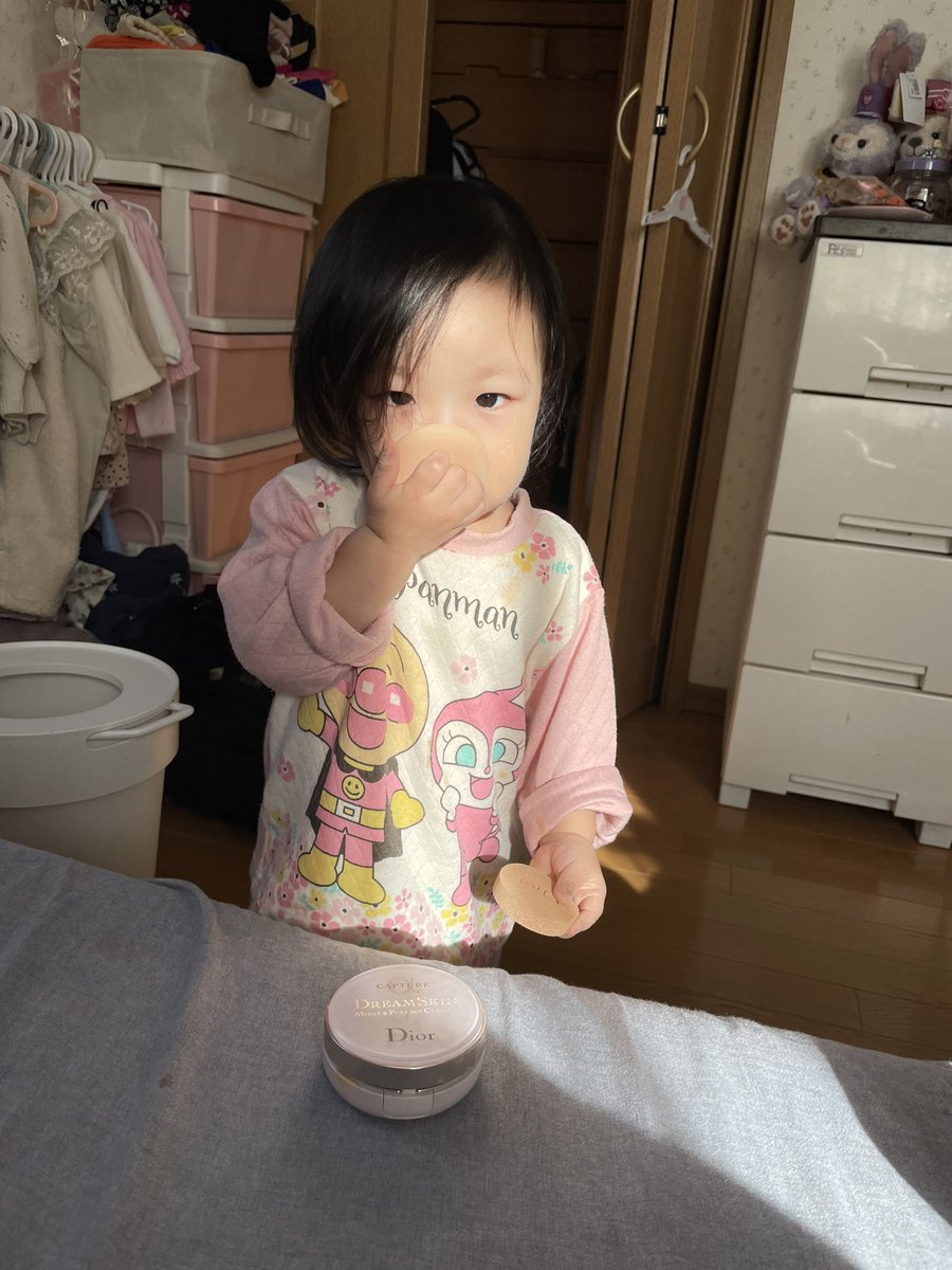 midrummighty's tweet photo. ファンデーションを顔に塗りたくって全部使い切ってしまったようだ💦
お化粧するのはまだ早い。 https://t.co/u8qhOWntKz