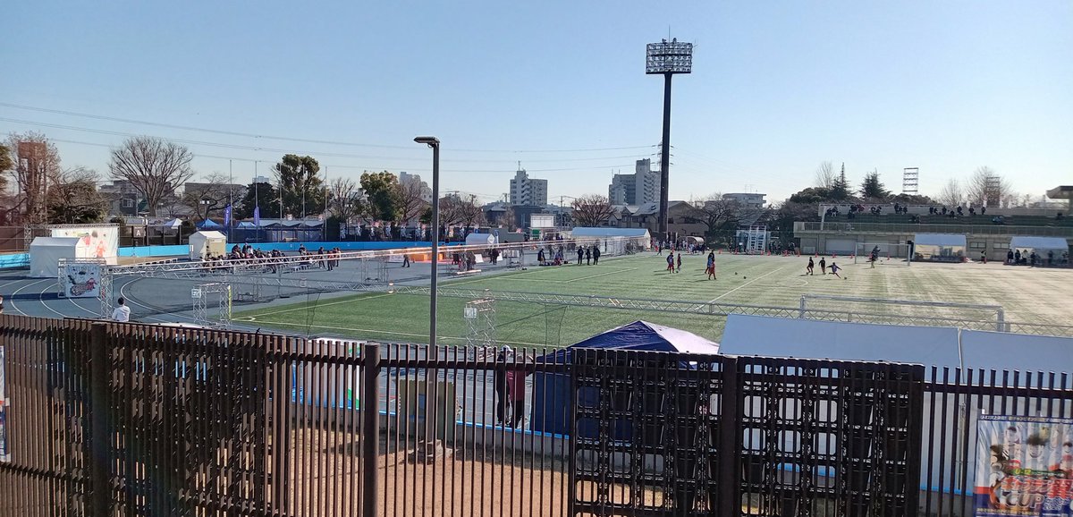 mei6413's tweet image. 朝ランで奥戸周辺の散策。
新中川の土手でカイデン?の群れに遭遇し、奥戸陸上競技場で南葛サッカー大会をやっていた。
新シューズの　#CATAMOUNT　もいい感じにフィットしてきた。
充実した朝ランでした。
#朝ラン　#トレラン