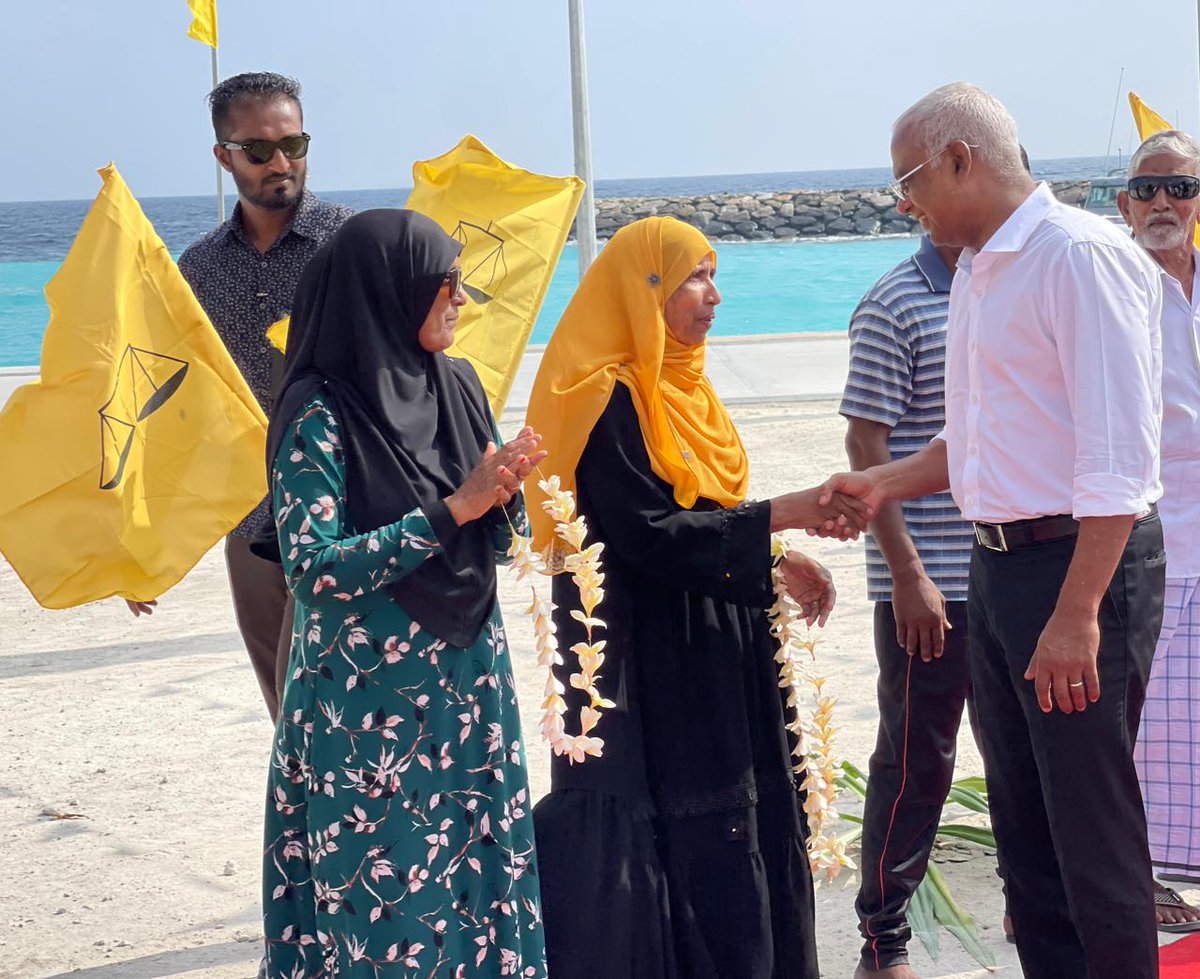 Hassansaiid1's tweet photo. #އެމްޑީޕީކުރިއަށް
 
އެމްޑީޕީގެ އިސްލީޑަރު، ރައީސް އިބޫ ނ.މިލަދޫ އަށް ވަޑައިގަތުމުން 

ހޫނު މަރުހަބާއެއް 💛

#Live
📍#Miladhoo 
#MDPKuriah #Ibu2023 https://t.co/Z7AgbaIS3a