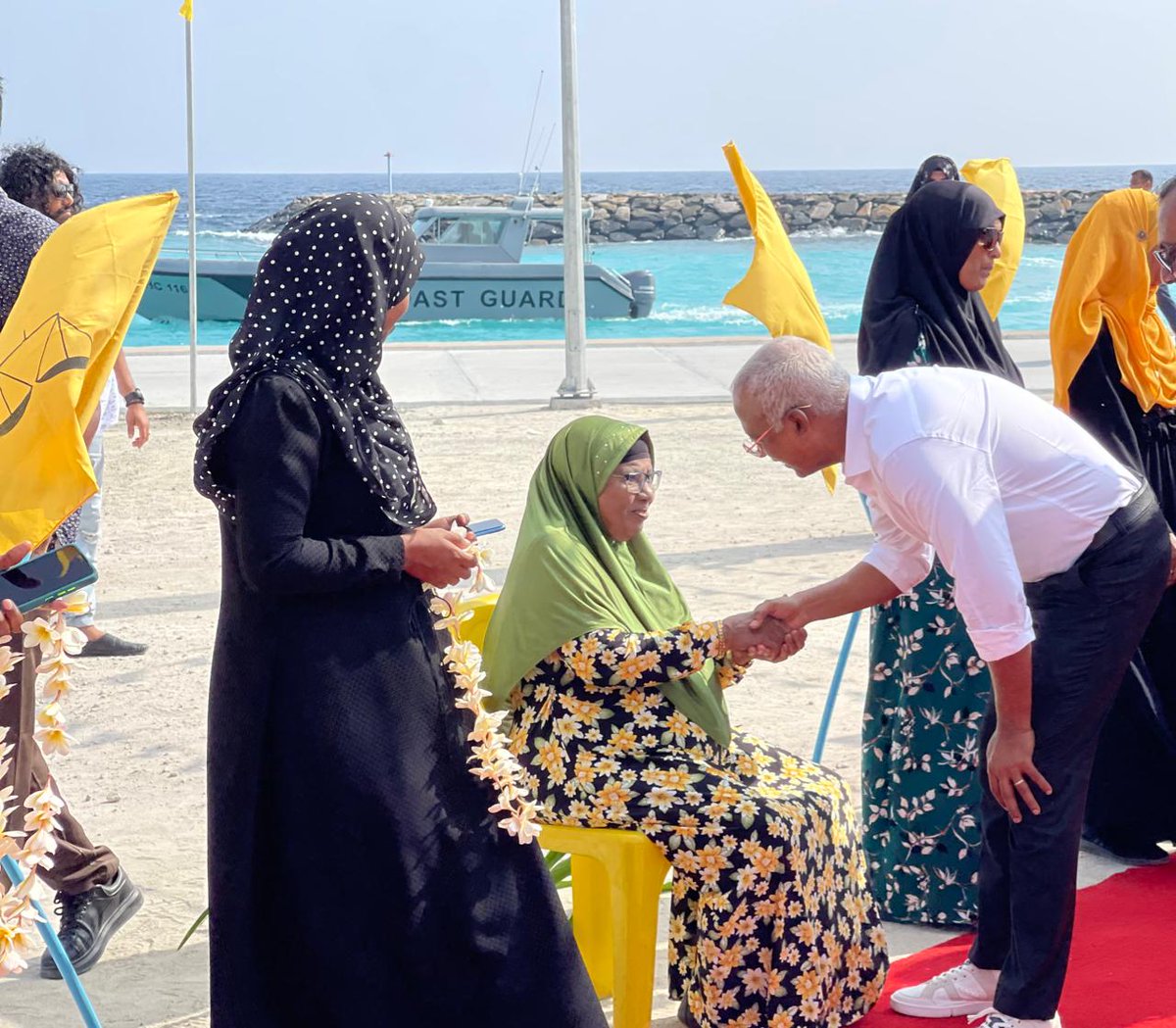 Hassansaiid1's tweet photo. #އެމްޑީޕީކުރިއަށް
 
އެމްޑީޕީގެ އިސްލީޑަރު، ރައީސް އިބޫ ނ.މިލަދޫ އަށް ވަޑައިގަތުމުން 

ހޫނު މަރުހަބާއެއް 💛

#Live
📍#Miladhoo 
#MDPKuriah #Ibu2023 https://t.co/Z7AgbaIS3a