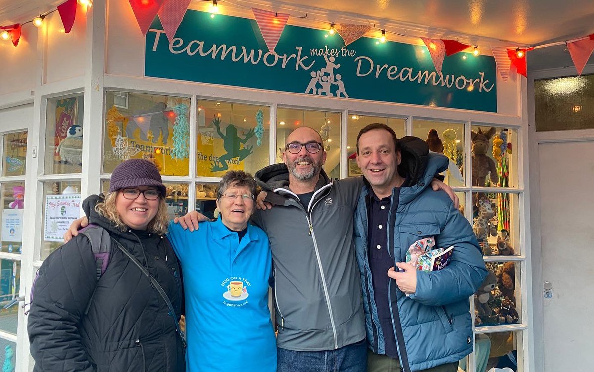 MakingAnimalArt's tweet image. What a start to 2023!! Meeting the warm hearted and inspiring people at Hug On A Tray, getting a hug and a go on their famous tombola and giving them £1,000. Thank you all.

We will keep the Christmas song here so you can donate year after year! artmakinganimals.bandcamp.com/track/paper-ch…

HNY