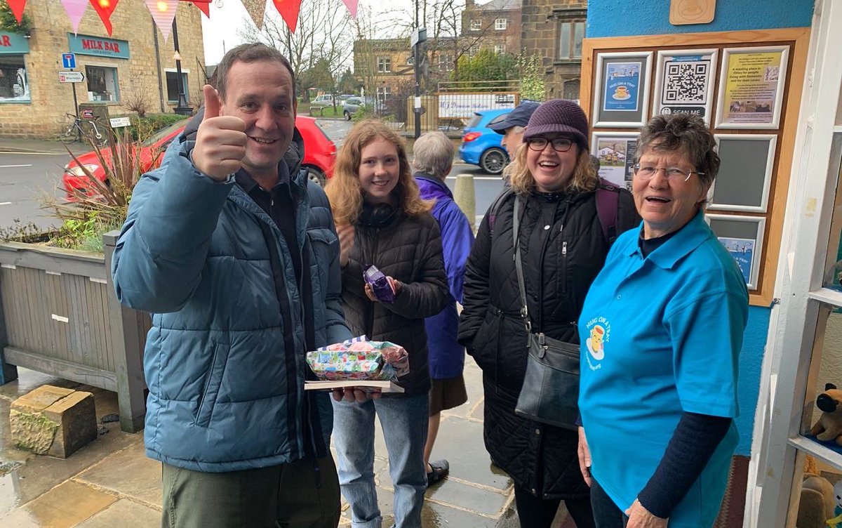 MakingAnimalArt's tweet image. What a start to 2023!! Meeting the warm hearted and inspiring people at Hug On A Tray, getting a hug and a go on their famous tombola and giving them £1,000. Thank you all.

We will keep the Christmas song here so you can donate year after year! artmakinganimals.bandcamp.com/track/paper-ch…

HNY