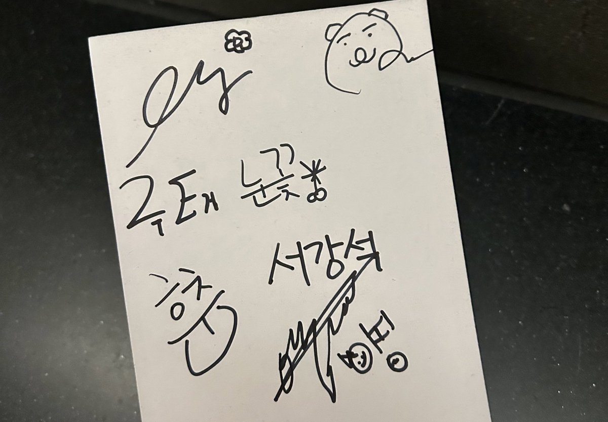 Enpeul_'s tweet photo. 다주 님한테 저 핵전쟁 돼지레이스...!! 하니까 이름 확인 하시더니 아!! 그 맨날 1등 하는?!!!! 이러시면서 하이파이브 해주시고 다음 일차 힌트 알려달라고 하심ㅋㅋㅋ 그러고 다주님이 냅다 멤버분들한테 이 분이 돼지레이스 1등 하시는 분!! 하니까 눈꽃 님이 야 일로 와 봐; 이러셔서 엔들짝 놀람 https://t.co/A9xaE3vET5