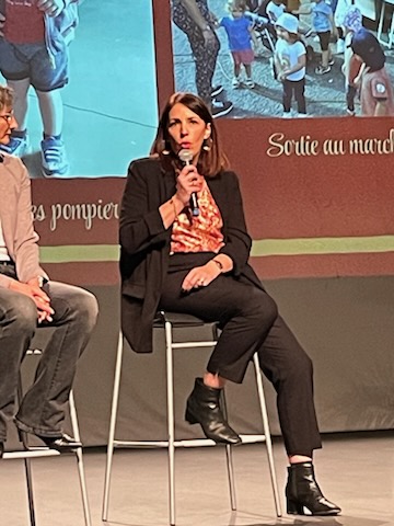 JulieVoleau's tweet photo. Je vous souhaite à tous une belle année 2023, qu'elle soit pétillante, qu'elle vous apporte du soleil dans votre vie, des petits et des grands bonheur chaque jour.
Quoi de mieux qu'une table ronde sur la petite enfance, l'enfance et la jeunesse pour débuter cette année!❤️ https://t.co/BSSS6NHis4