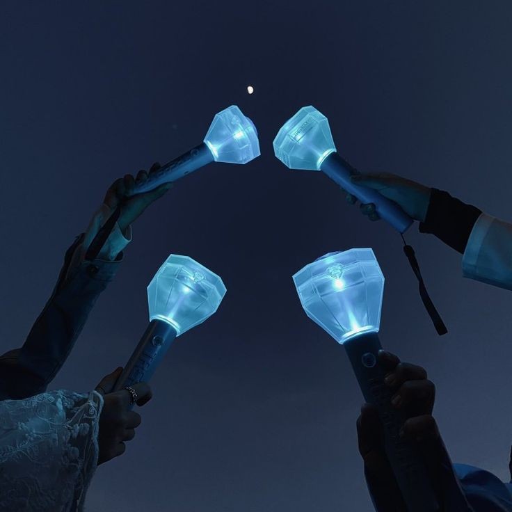 teutotheblink16's tweet photo. I'm glad how teulight looks so different from any other lightstick. The way it looks, the shape is so different and has the prettiest blue colour, it can easily be DISTINGUISHED‼️
#SaveTeulight
#ProtectTeulight https://t.co/PTvz1khO9m