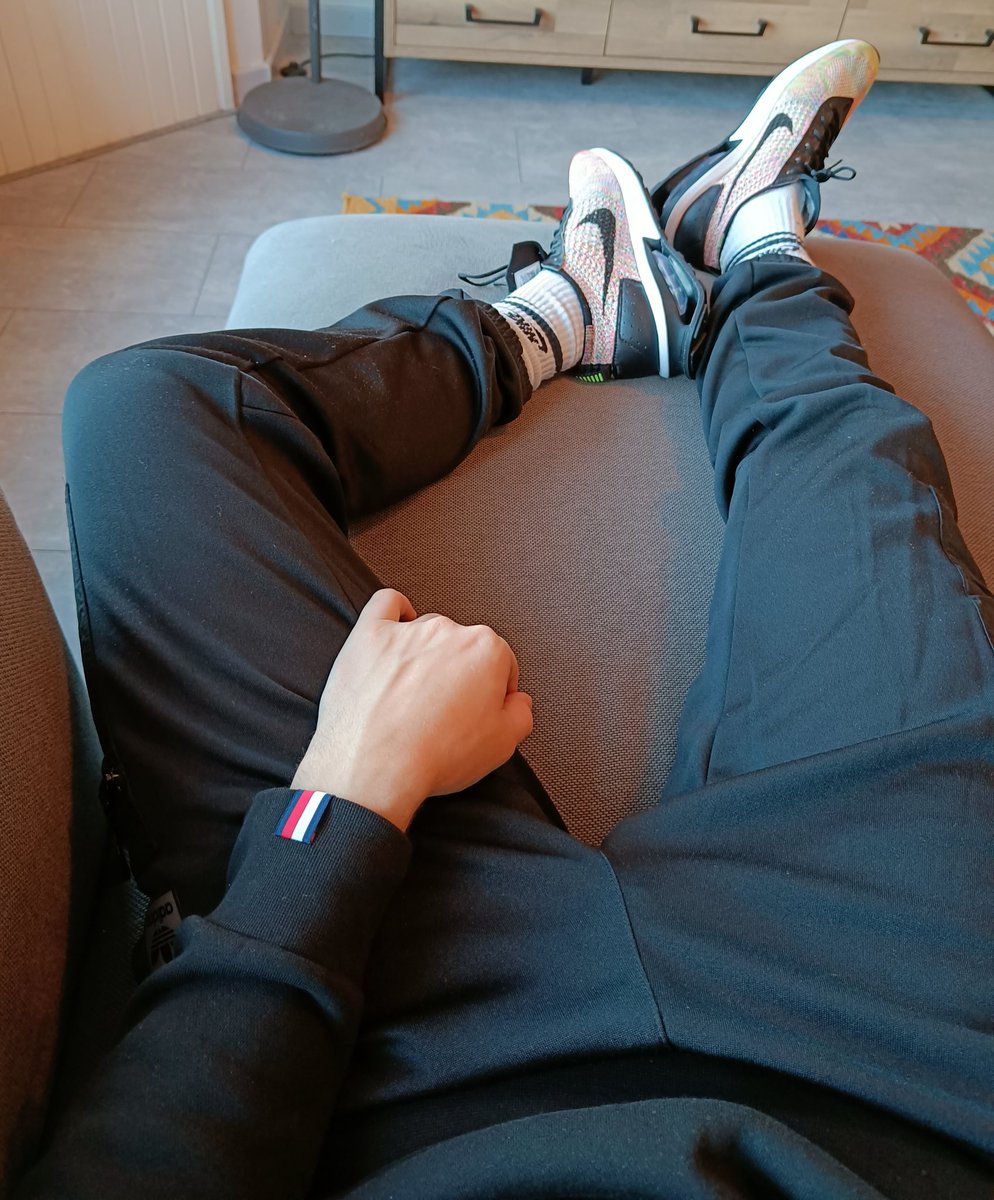 If I had a lil bro pup it could chill here right now😇.