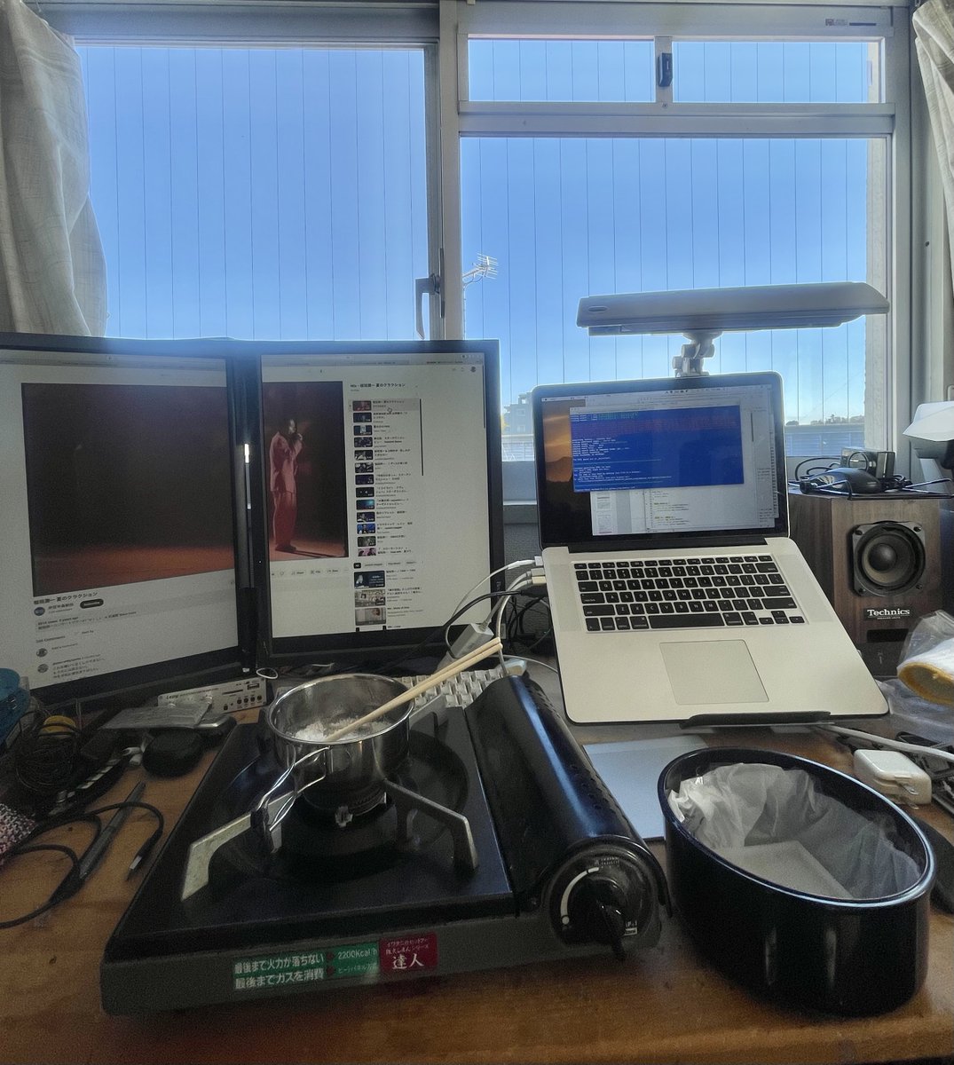 hirax's tweet photo. 冬の青空を見ながら、稲垣潤一の「夏のクラクション」を聴きつつ、3Dプリンタで作ったシリコーン型に「溶かした砂糖」を注ぎ込む。砂糖で作ったレンズアレイの背後に可食インクでプリントをして、美味しいホログラムを作る。 https://t.co/i9JwL9MQ7E