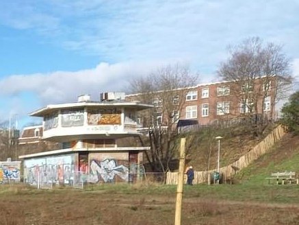 Seinhuis spoorkuil Bottendaal, gebouwd in 1960 om seinen en wissels te bedienen. De grote ramen hellen achterover. 
Soortgelijke seinhuizen zijn gesloopt
Gemeente #nijmegen organiseert 15 jan. SEiN-iN in het Seinhuis v 11-16 u. om ideeën op te halen. Vragen:
seinhuis@nijmegen.nl