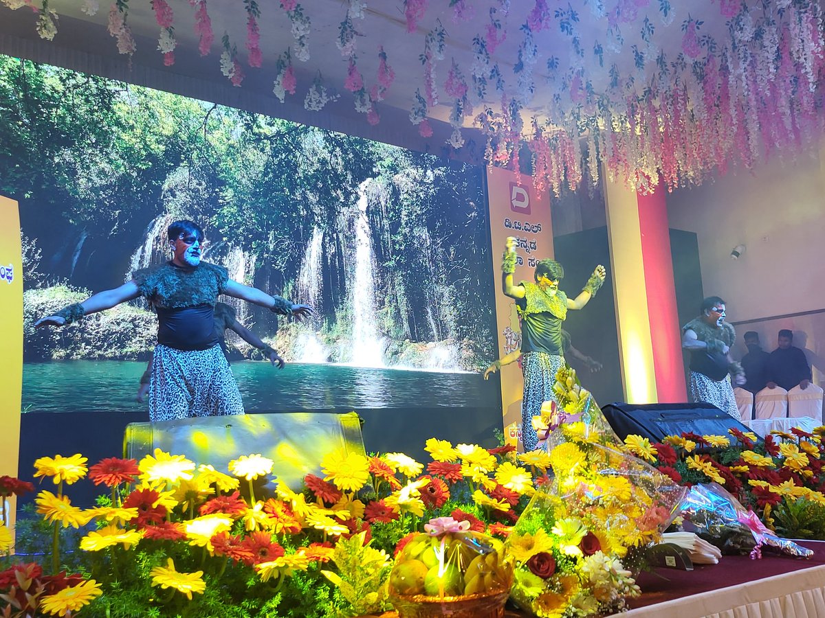UTobyM's tweet photo. @arvindmish Exceptionally warm and well-planned cultural event organized by the Hydraulics workforce. Wonderful to meet our extended @DynamaticTech family.
👨‍👩‍👧‍👦👨‍👩‍👧‍👦 ❤️ ✨️ https://t.co/gmSKhQjptM
