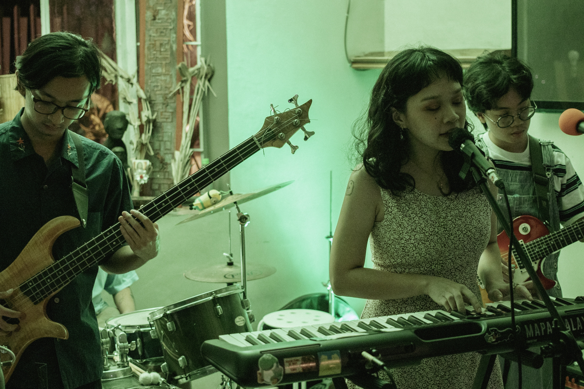 __crclthedrain's tweet photo. Grrl Cloud (@grrlcloud) for “Our Little Xmas Gig: A Fundraising Gig for Sining Shelter” 2023.12.23 - [1/2] https://t.co/HRKsoInzxr