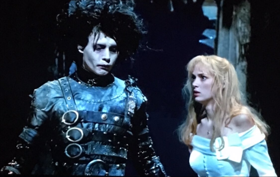 Cynthiaramosap2's tweet photo. Just passing by with #WinonaRyder &amp; #JohnnyDepp in #EdwardScissorshand (1990) https://t.co/SkpM0kT32h
