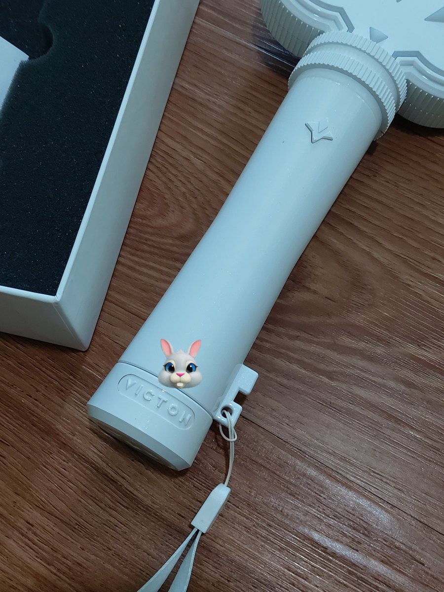 howdareyoun's tweet photo. WTS VICKYBONG VER 1 

-Price: 400 (❣boleh nego❣)
-Dom: Ragunan, Jaksel
-Shopee atau bisa langsung co di link https://t.co/QKHWKWQ4l4 
-belum pernah dipakai sama sekali🥲
-more info DM!

#wts #wtb #vickybong #victon #빅톤 https://t.co/Vehg77mKOM