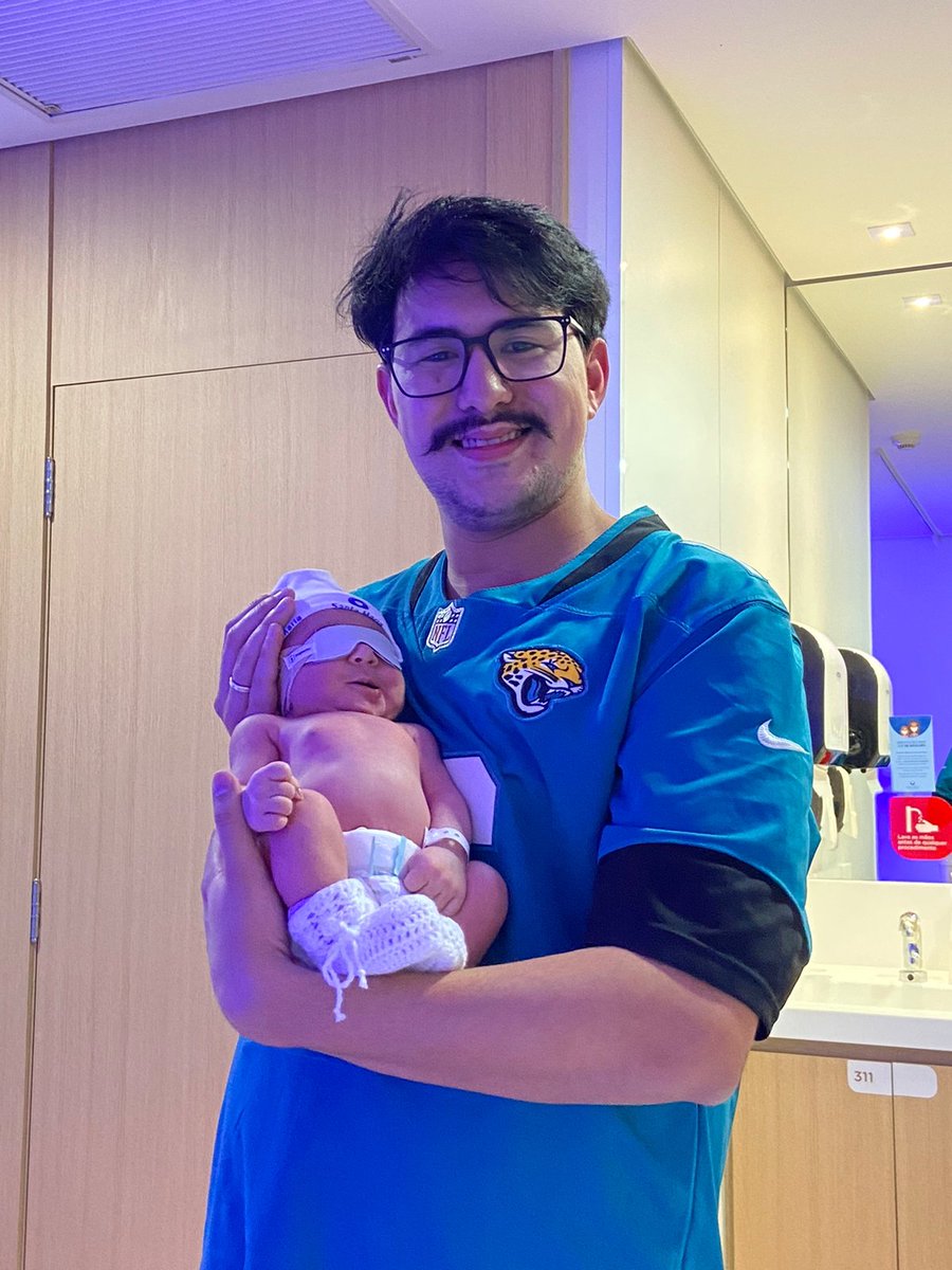 Japa_NFL's tweet photo. Hey @Jaguars.
This is my daughter. She was born last thursday, she is sick, but already is an AFC South champion. 
Would be nice if you send some welcome gifts to her. 

DUUUUUUUVAAAAL https://t.co/9977xJIl81