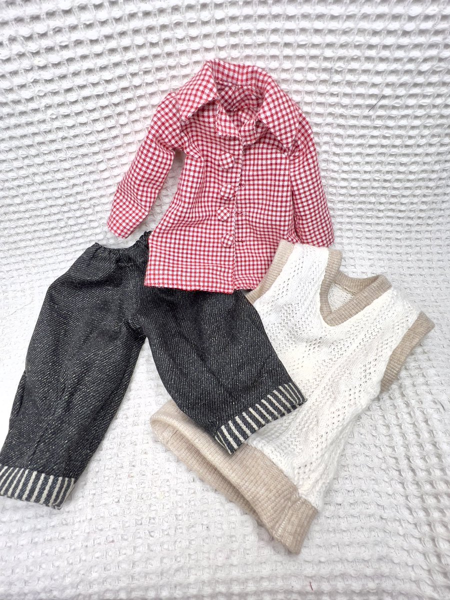 Plus1doll's tweet photo. ダッフルの中のコーデが完成しました〜✨
それぞれが着回し効くようにデザインしてみました〜😊
タグはポージングでチラ見せパターンです🤣
#imda30 #imda #imdacoco #imda服 #ドール服オーダー承り #ドールニットベスト #ドールダッフルコート https://t.co/2IWIZDz1ON