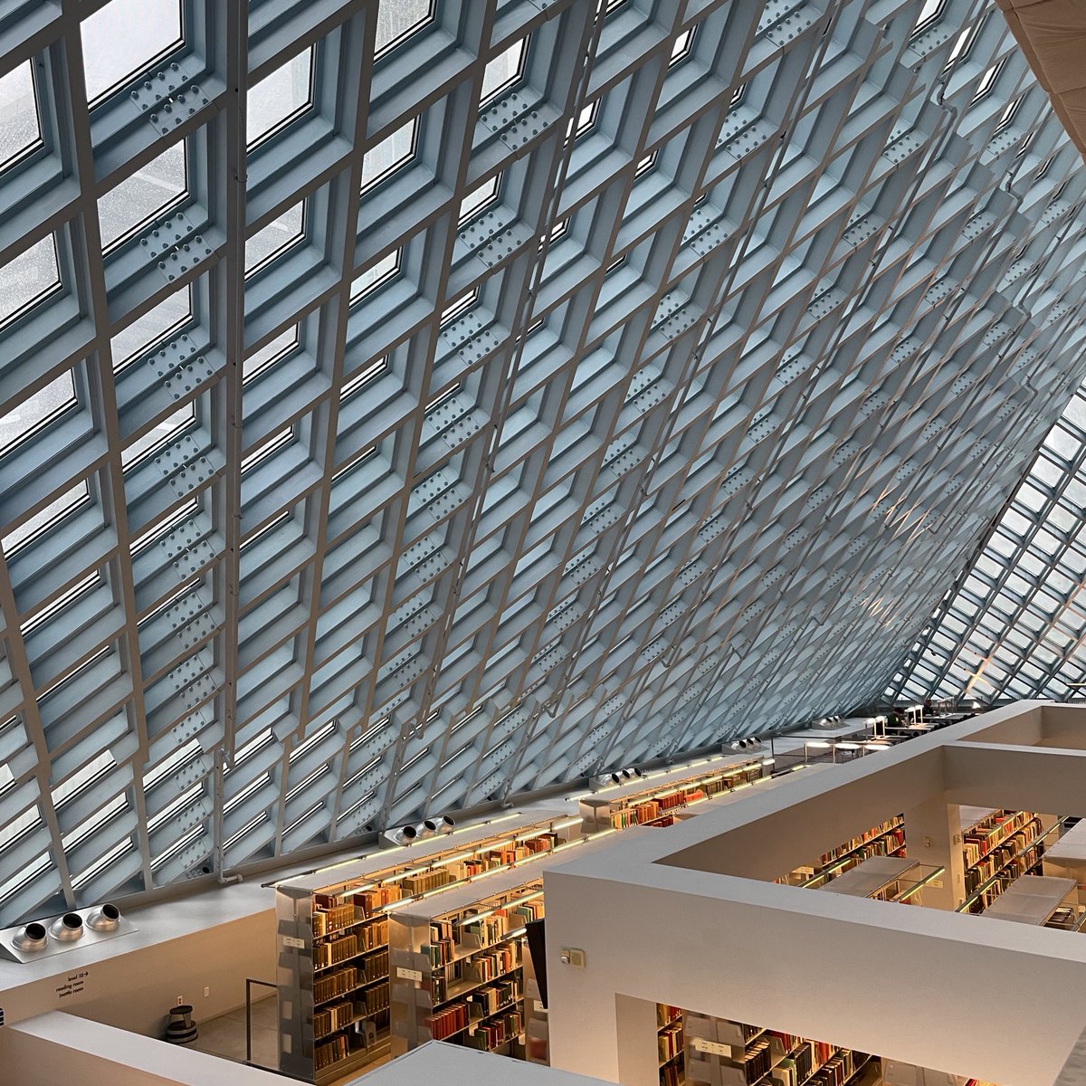 breen_eye's tweet image. 오늘은 비가 와서 공원 산책 대신에 Seattle public library 구경. 
규모가 생각보다 크고, 시설들도 현대적이라 놀랐다. 
도서관의 상징같은 초록색 스탠드램프 같은 거 없다. 

작은 북마크 하나 사고 매우 만족. 🔖

#publiclibrary #seattle #centrallibrary #rainyday☔