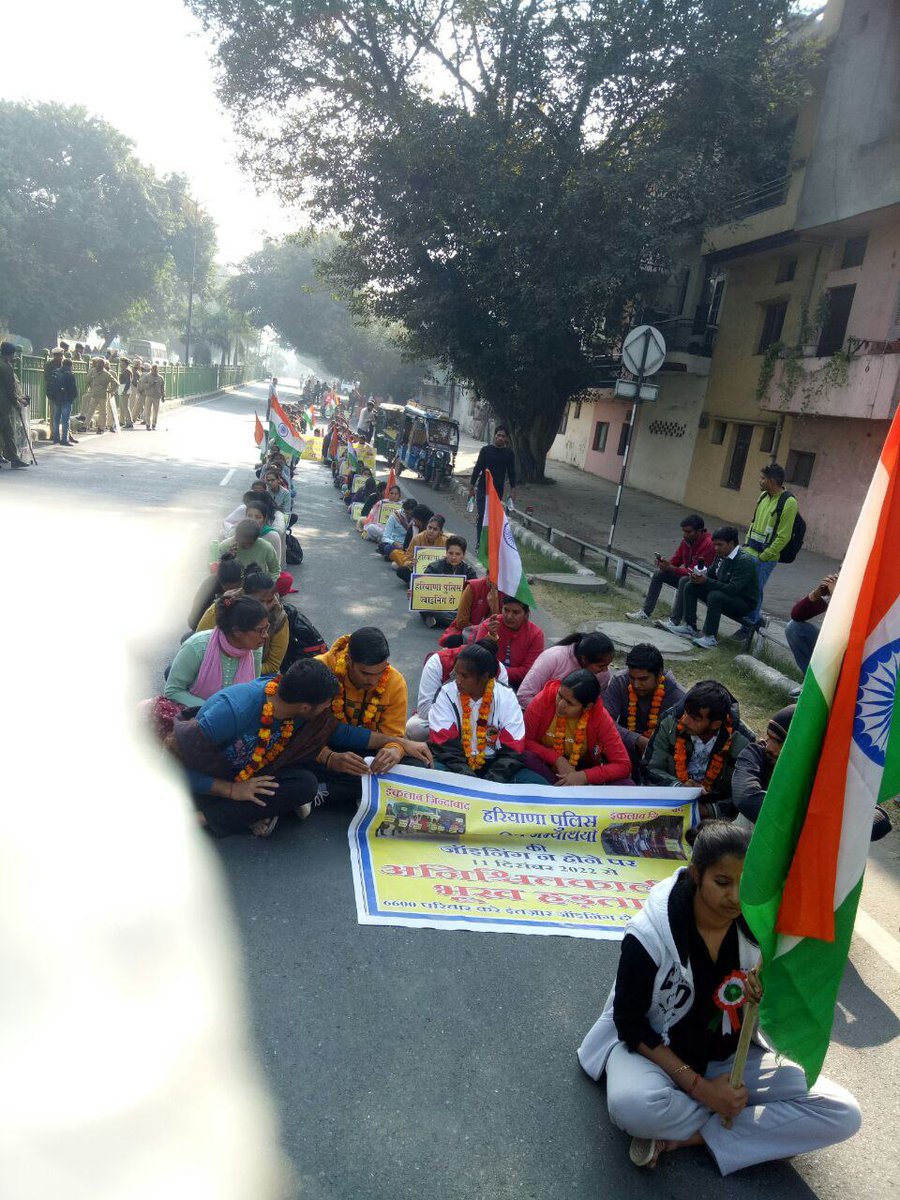 AMITSINGHDAHIY8's tweet photo. शोख नहीं मजबूरी है।।
ये धरना जरूरी है।।

आवाज दो हम एक है।। #Haryana_Police_Joining_Do 
@PMOIndia
@cmohry @anilvijminister
@Dchautala
@DiprHaryana
@mlkhattar
@HSSCorg_in
@DGPHaryana

#Haryana_Police_Joining_Do
Dahiya https://t.co/L6pr7xZMpl