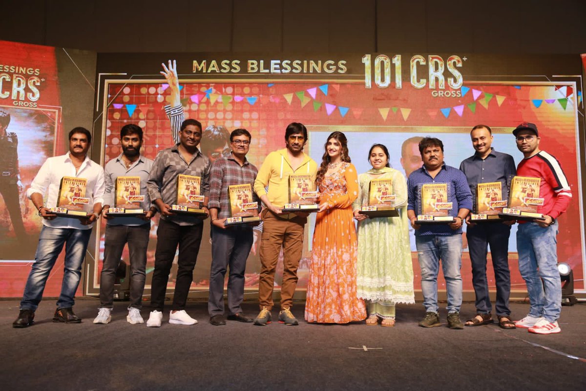 RaviTeja_offl's tweet photo. Thanks to all the audience, media friends and my fans for the MASS BLESSINGS and for making #Dhamaka a memorable one for me and my entire team :))) 

Indebted for all your love ❤️ https://t.co/Q7yD64a1Zm