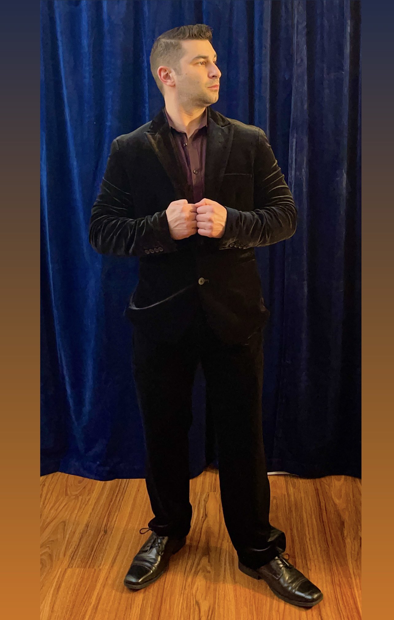 Rocking the velvet suit for the first time. I look like I’m about to bust out some crazy magic trick https://t.co/MS2pTdk7HU