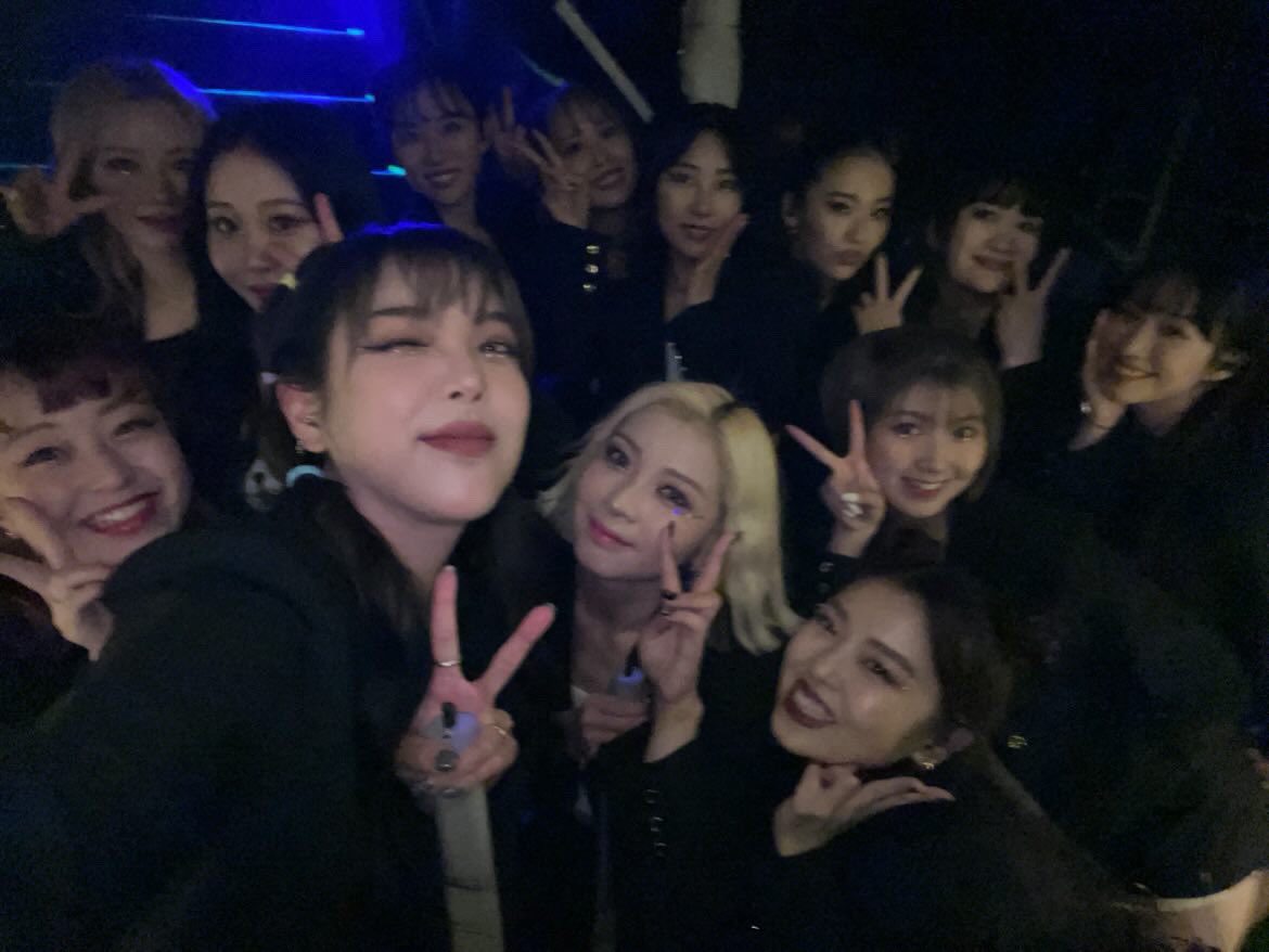 ___my2seula's tweet photo. NiziU Stage Right Dancers💃
니쥬 하수 댄서즈💃
NiziU 下手ダンサーズ💃
 
ドームツアーステージ向かって
左側のダンサー待機中の集合写真🤳🏻

#NiziU #Burn_it_Up #NiziU_Burn_it_Up #WithU #LivewithU #니쥬 #ニジュー #ダンサー #dancer #댄서 #NiziProject #虹プロ #JYP #TeamMARU #StudioMARU https://t.co/O62fNBKdc5