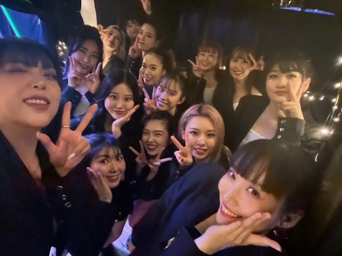 ___my2seula's tweet photo. NiziU Stage Right Dancers💃
니쥬 하수 댄서즈💃
NiziU 下手ダンサーズ💃
 
ドームツアーステージ向かって
左側のダンサー待機中の集合写真🤳🏻

#NiziU #Burn_it_Up #NiziU_Burn_it_Up #WithU #LivewithU #니쥬 #ニジュー #ダンサー #dancer #댄서 #NiziProject #虹プロ #JYP #TeamMARU #StudioMARU https://t.co/O62fNBKdc5