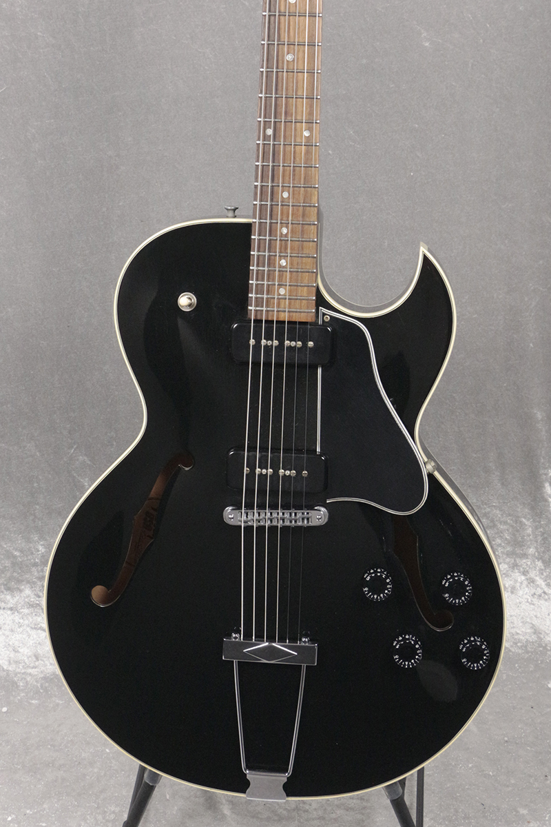 1484_shinjuku's tweet photo. 【新宿店4Fエレキ・アコギフロア】
エボニーカラーがクール!
P-100搭載のES-135ございます!!
P-90サウンドで比べて耳当たりの良いエッジとローノイズが特徴でピッキングニュアンスにも対応したモデル♪
https://t.co/XJztbBVft9
#Gibson #ES135 #GibsonGuitar #ギブソン #セミアコ #イシバシ新宿 https://t.co/6xc7bKBhl3