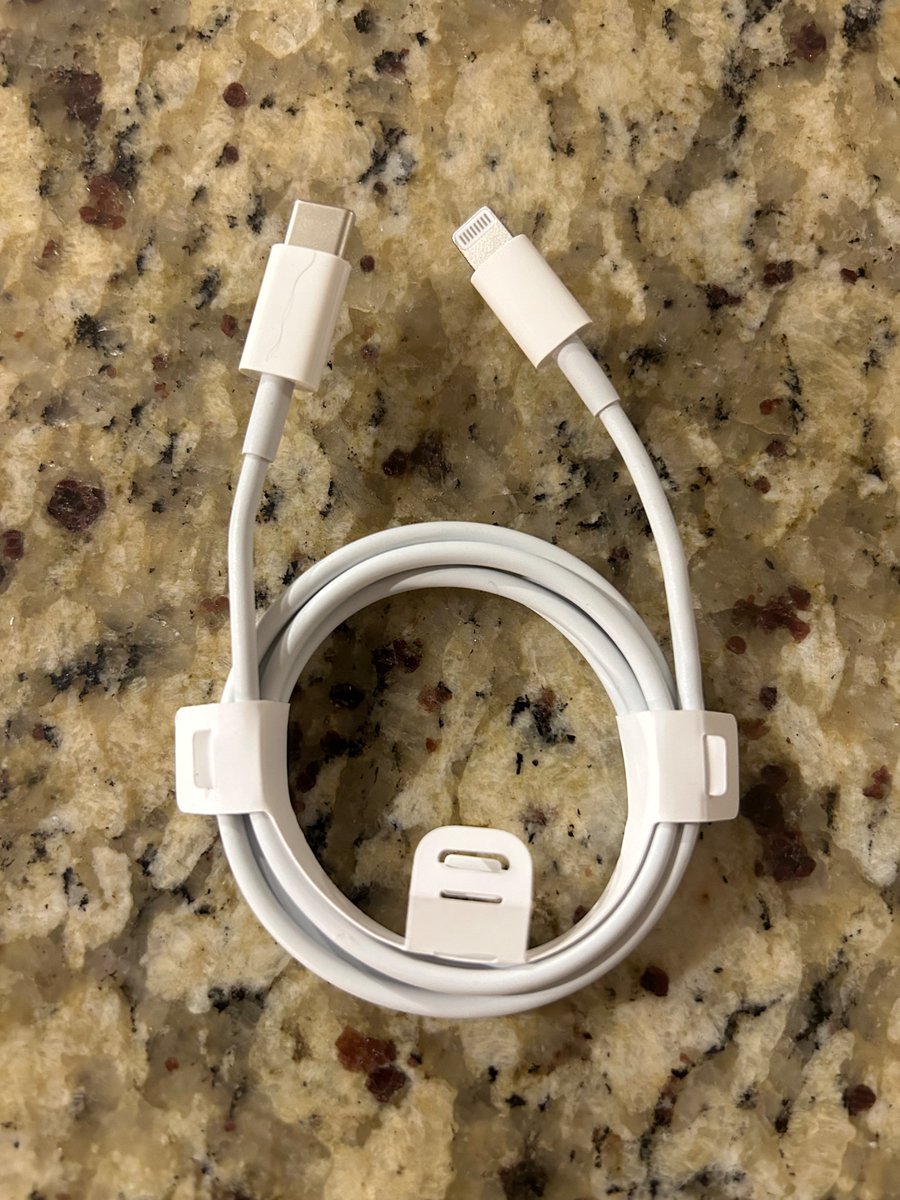 catharticblend's tweet photo. Hey @Apple - I’ve been a loyal iPhone user since I got my first 📱. I got a brand new iPhone 14 the other day, and the only cord I got was this. No wall plug in? This phone is unusable to me without a device to connect to power. #DumbDesign https://t.co/bw27v43edu