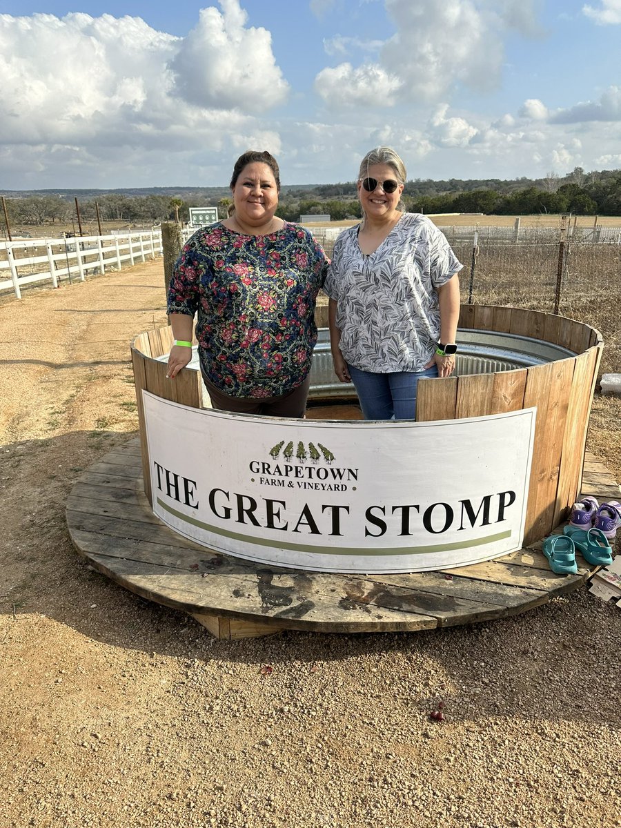 coco_fendi's tweet photo. #grapestomp #fredericksburg https://t.co/rFccDSHHYO